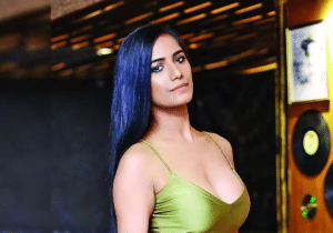 Poonam Pandey showed off her toned body